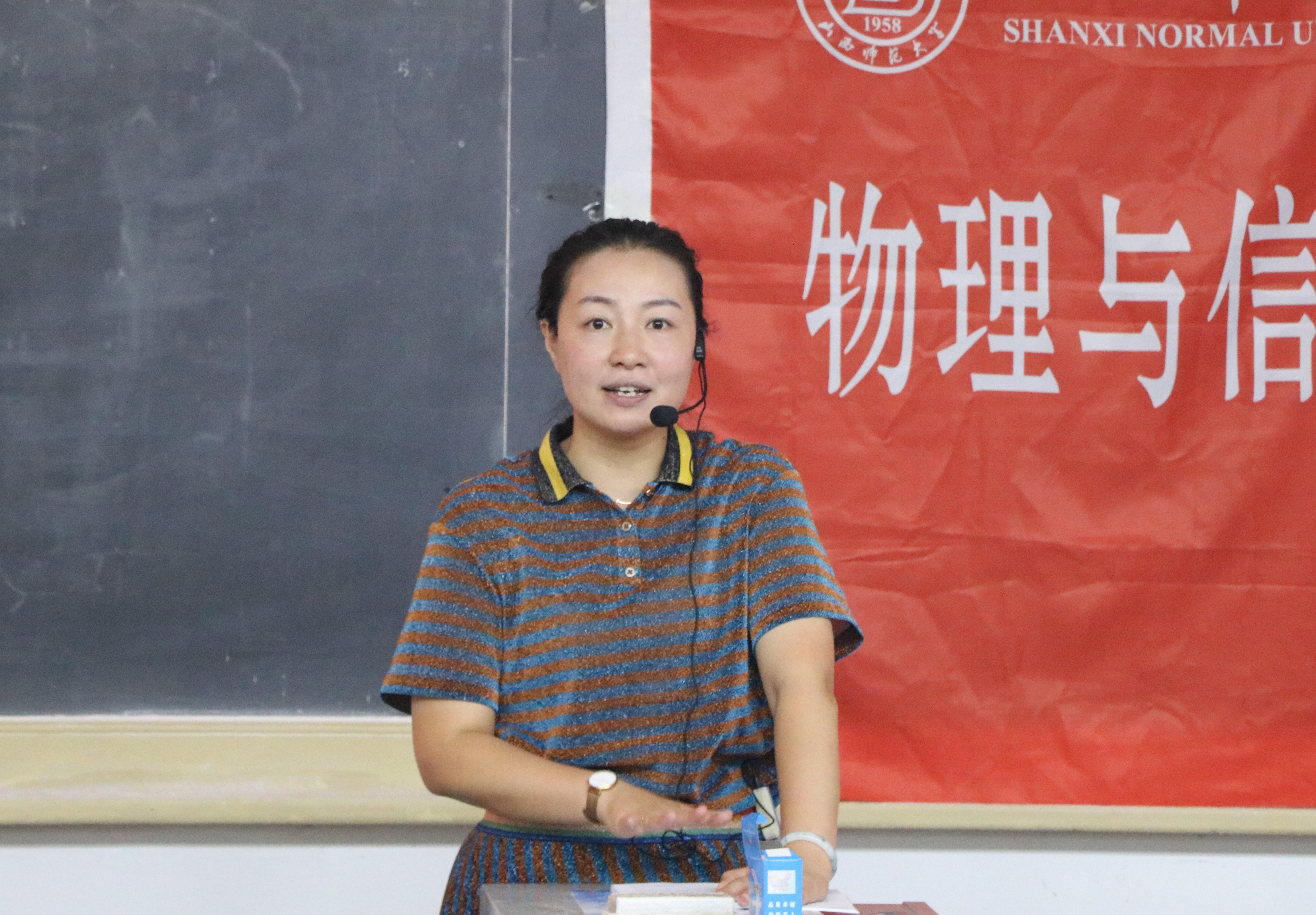 (院党委副书记王玮主持讲座)